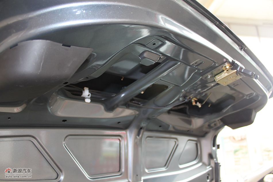 发动机舱、底盘悬挂及后备箱