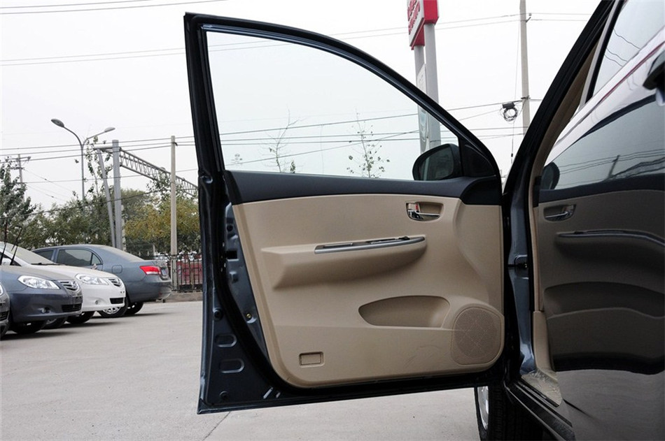 比亚迪G3 2012款 1.5L MT 豪华型 座椅空间