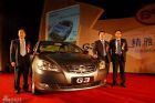 比亚迪汽车领导与新车合影
