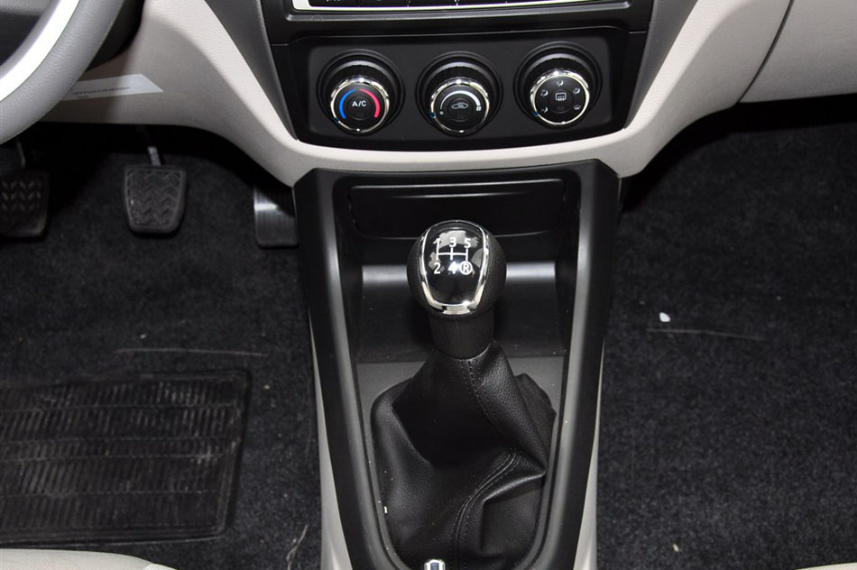 2014款 1.3L 手动豪华型 内饰