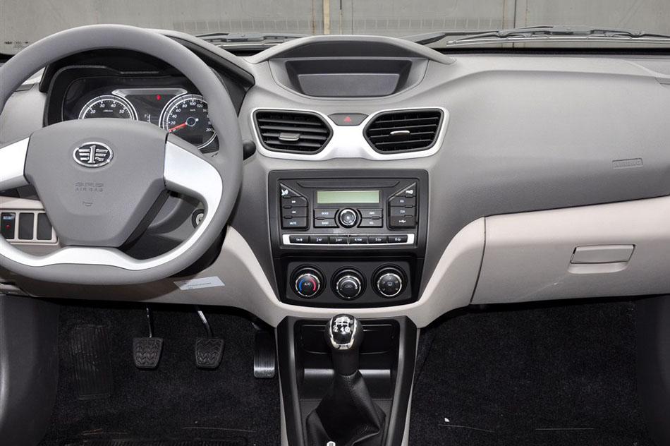 2014款 1.3L 手动豪华型 内饰