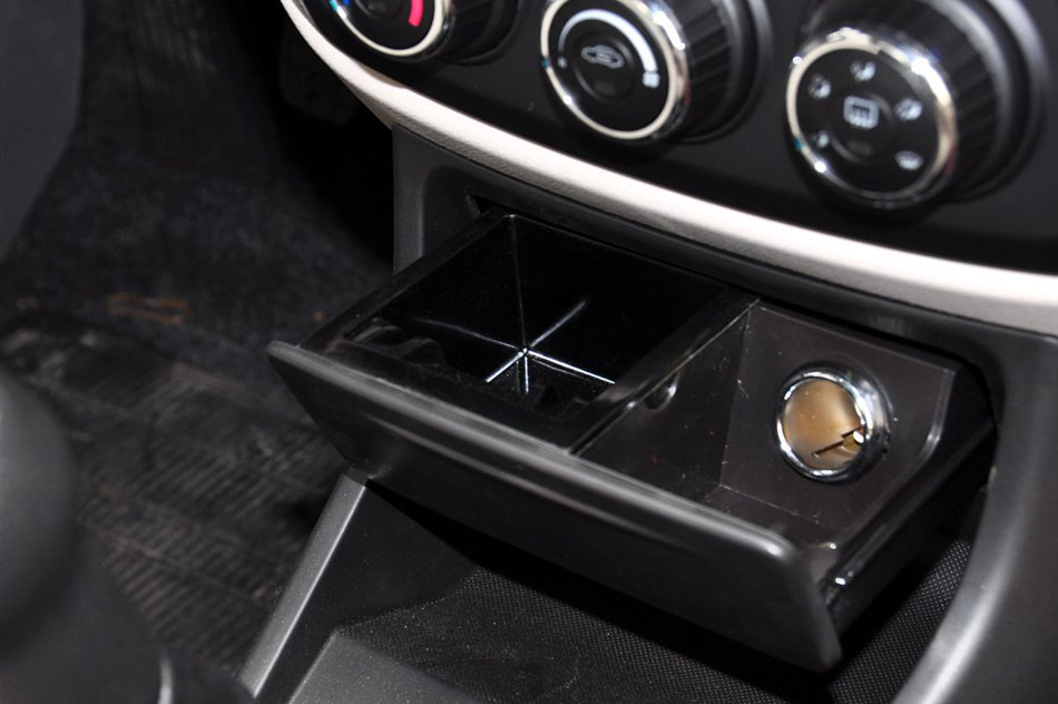 2014款 1.3L 手动豪华型 座椅空间