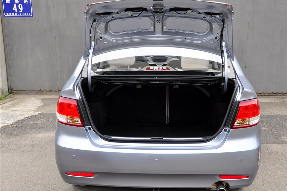 2014款 1.3L 手动豪华型 座椅空间