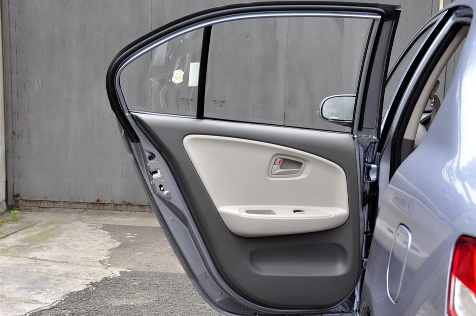 2014款 1.3L 手动豪华型 座椅空间