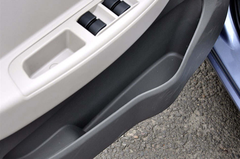 2014款 1.3L 手动豪华型 座椅空间