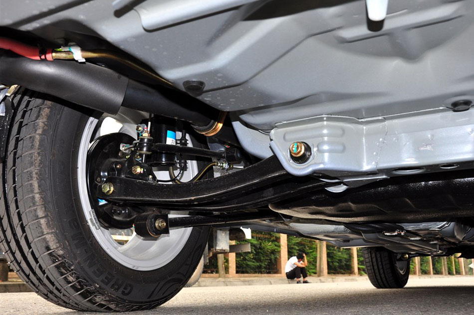 2014款 1.3L 手动豪华型 引擎底盘