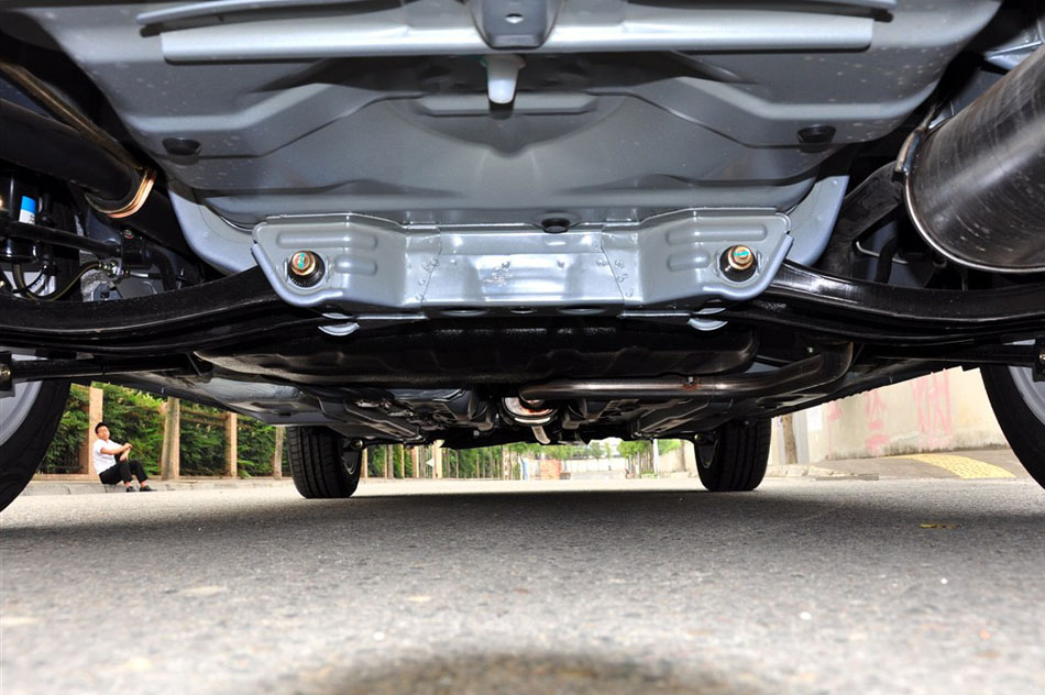 2014款 1.3L 手动豪华型 引擎底盘