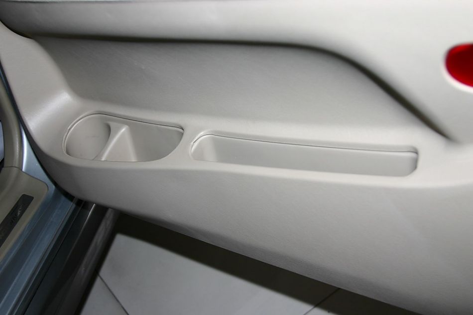 东南汽车菱绅车门内部