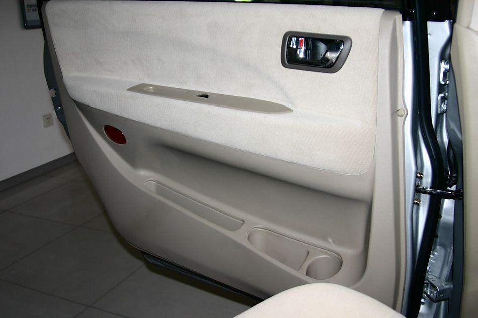 东南汽车菱绅车门内部