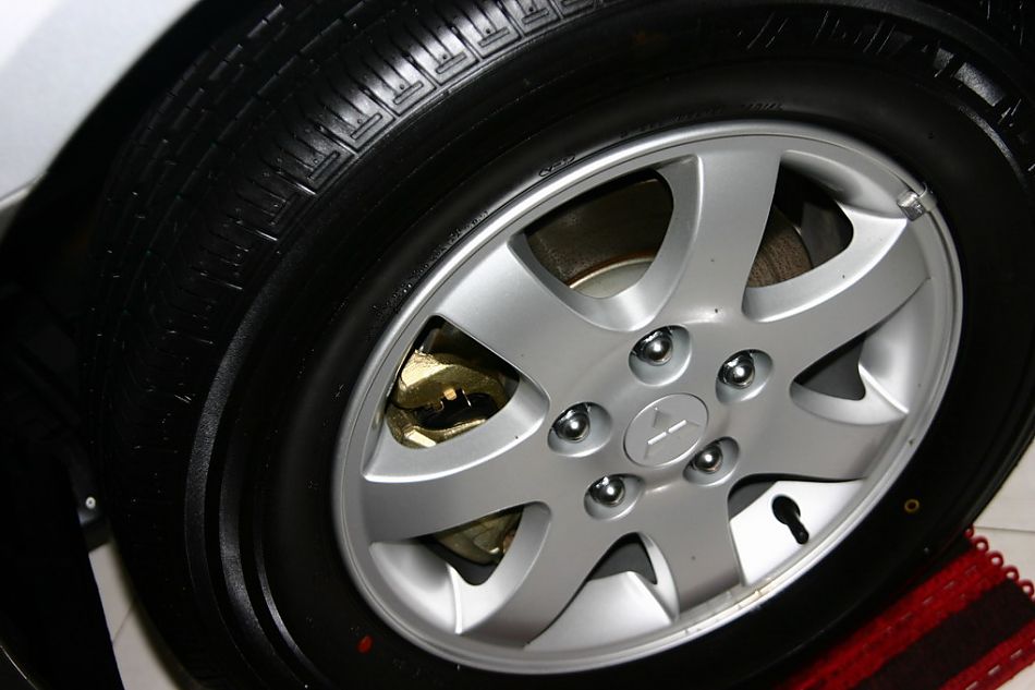 东南汽车菱绅车轮