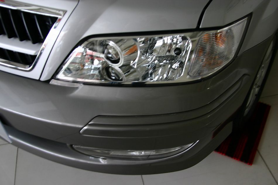 东南汽车菱绅前大灯