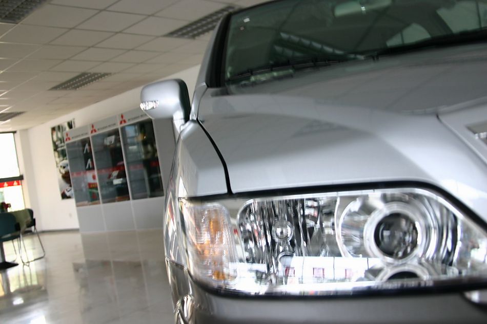 东南汽车菱绅前大灯