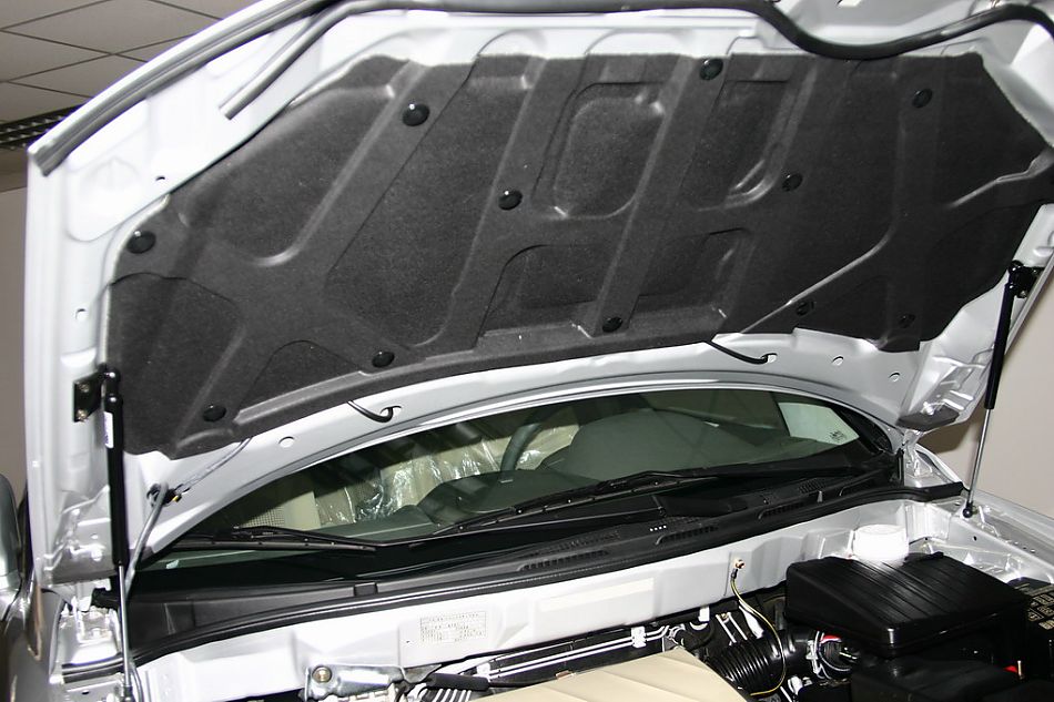 东南汽车菱绅发动机仓盖