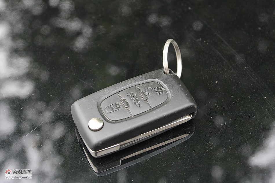 发动机、底盘及后备箱