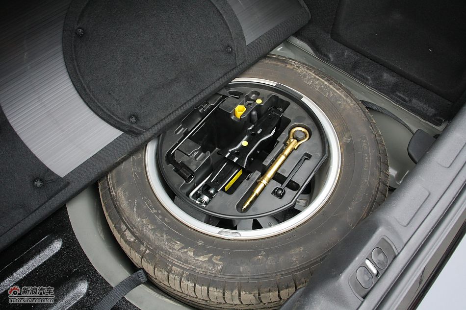 发动机、底盘及后备箱