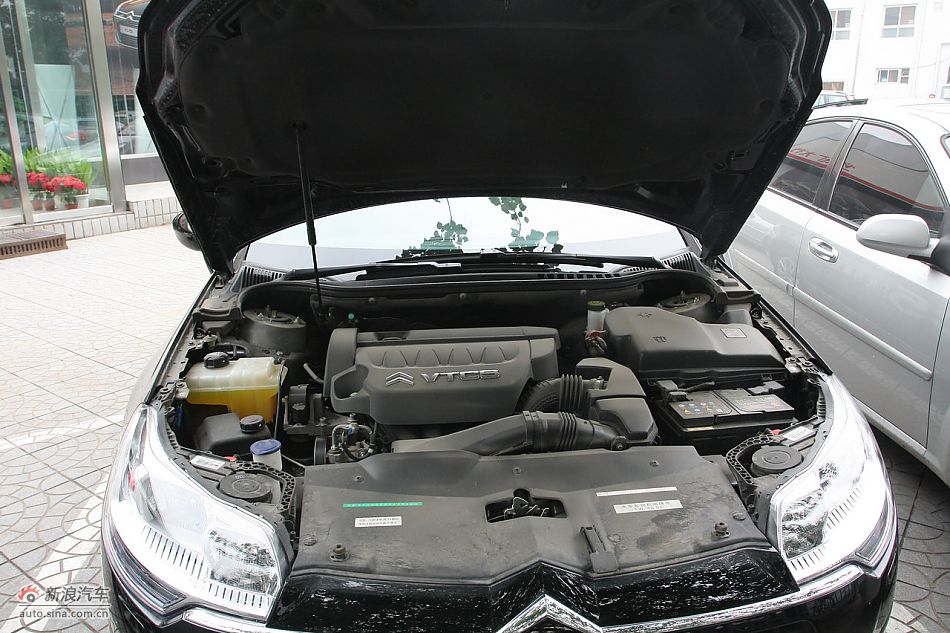 发动机、底盘及后备箱