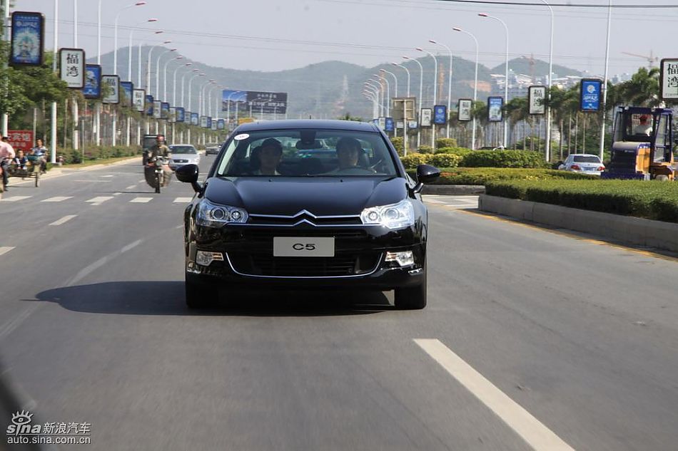 新浪试驾东风雪铁龙C5动态实拍图