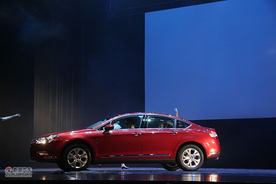 东风雪铁龙C5拉菲红上市现场