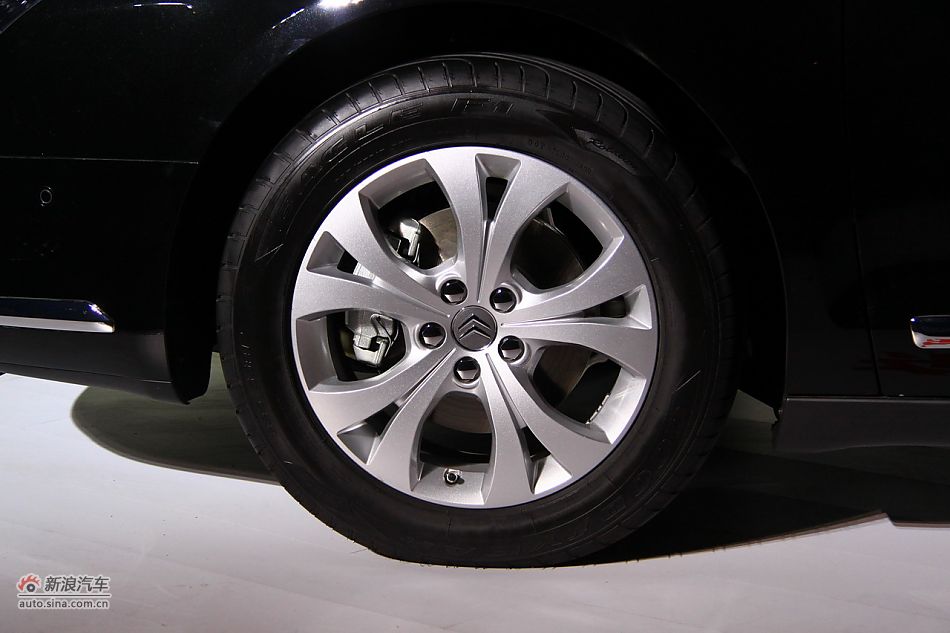 2011款东风雪铁龙C5上市现场展示车型