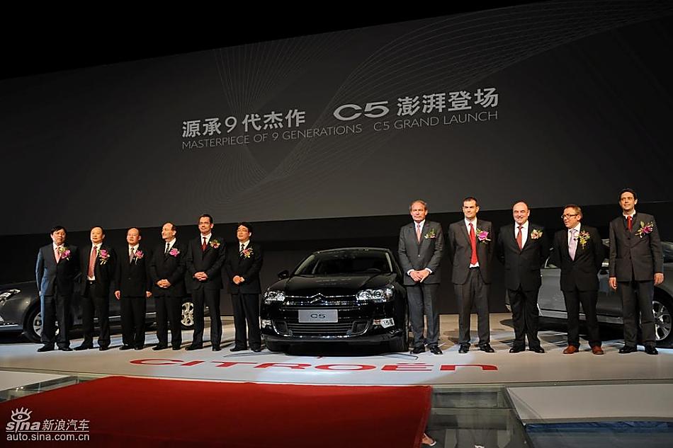 发布会现场嘉宾合影