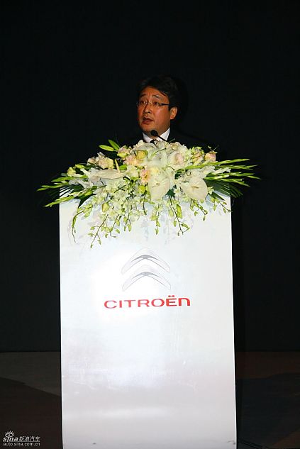 神龙汽车总经理刘卫东致词