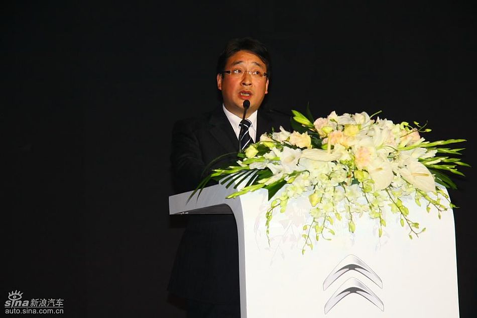 神龙汽车总经理刘卫东致词