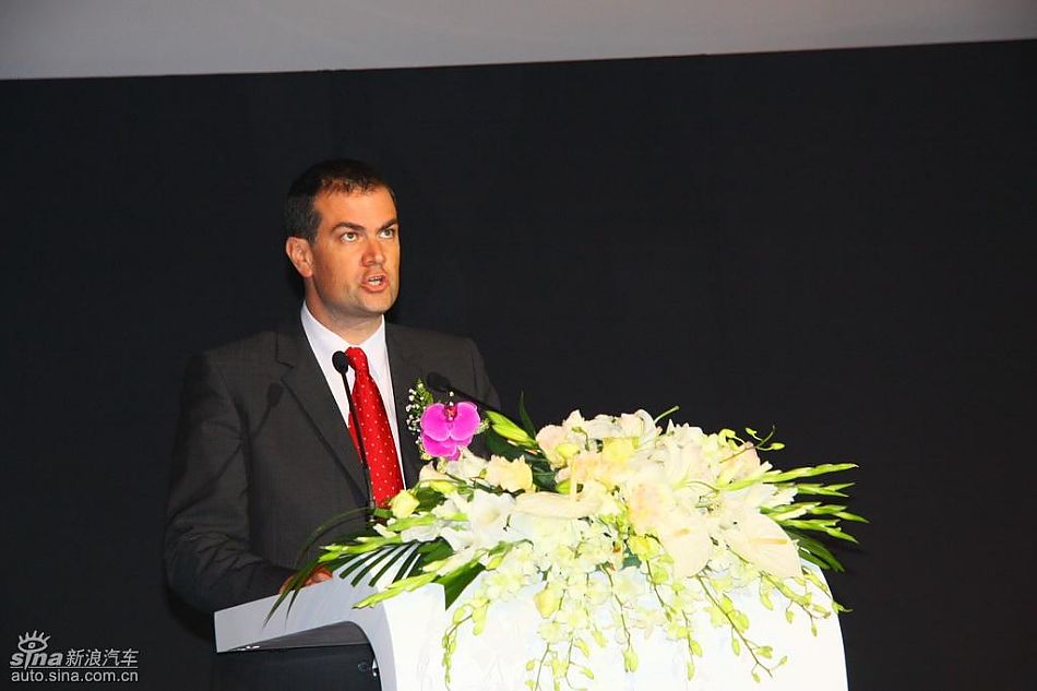 神龙汽车公司副总经理毕高诚致词