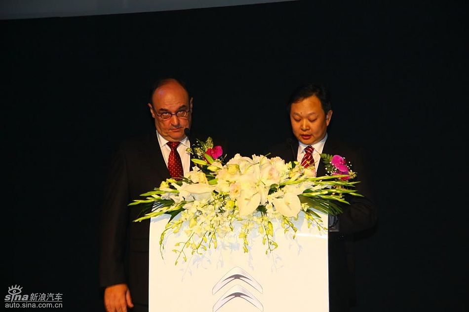 东风雪铁龙总经理穆懿夫和东风雪铁龙副总经理魏文清致词
