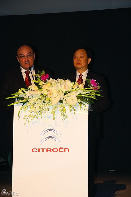 东风雪铁龙总经理穆懿夫和东风雪铁龙副总经理魏文清致词