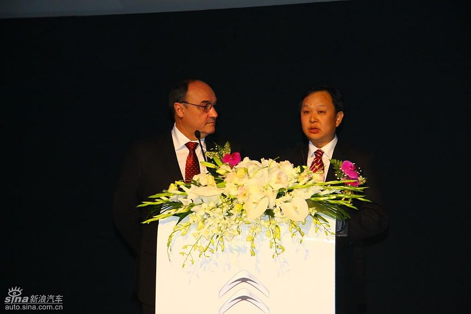 东风雪铁龙总经理穆懿夫和东风雪铁龙副总经理魏文清致词