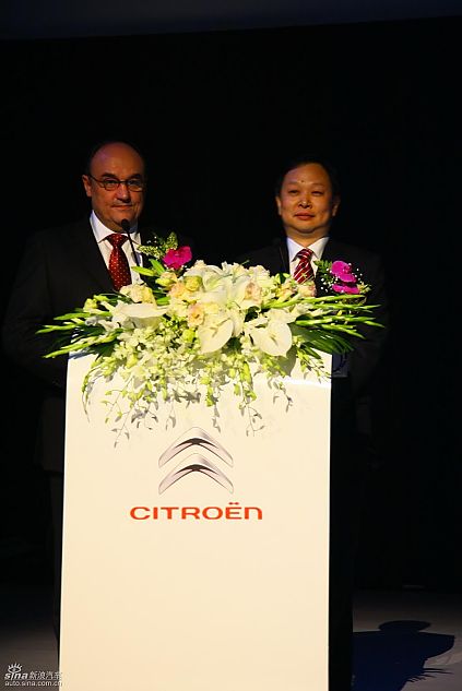 东风雪铁龙总经理穆懿夫和东风雪铁龙副总经理魏文清致词