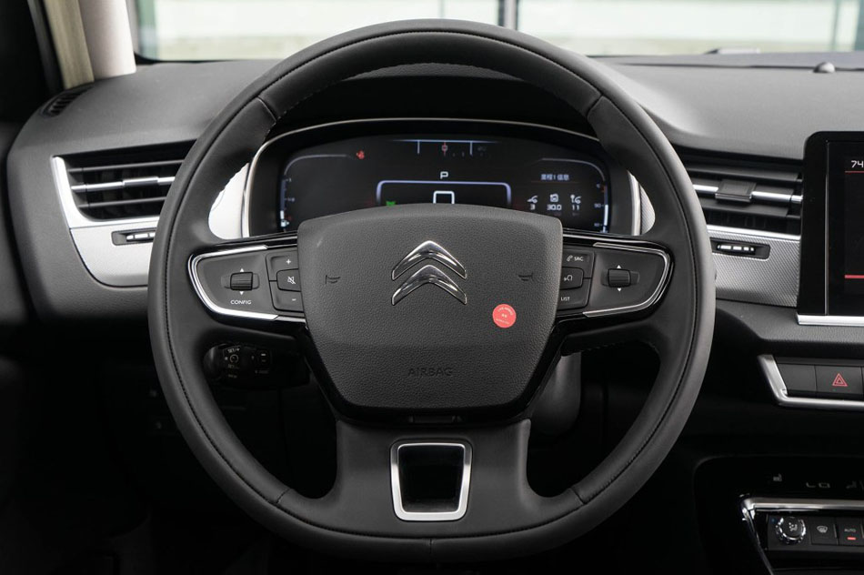 2017款 380THP 自动尊贵型 内饰