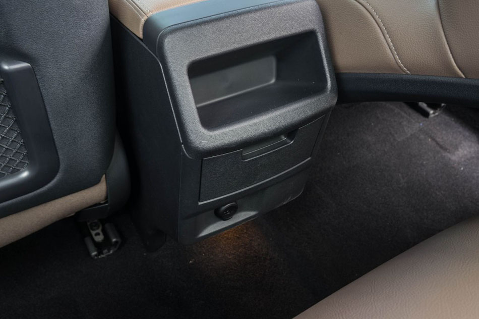 2017款 380THP 自动尊贵型 座椅空间