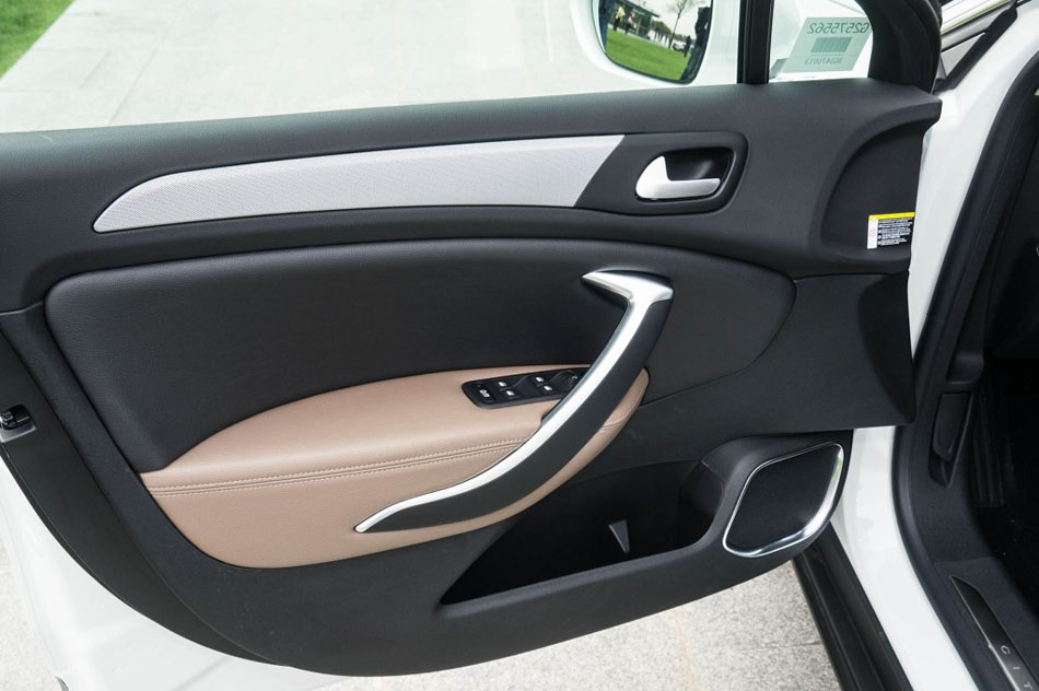 2017款 380THP 自动尊贵型 座椅空间