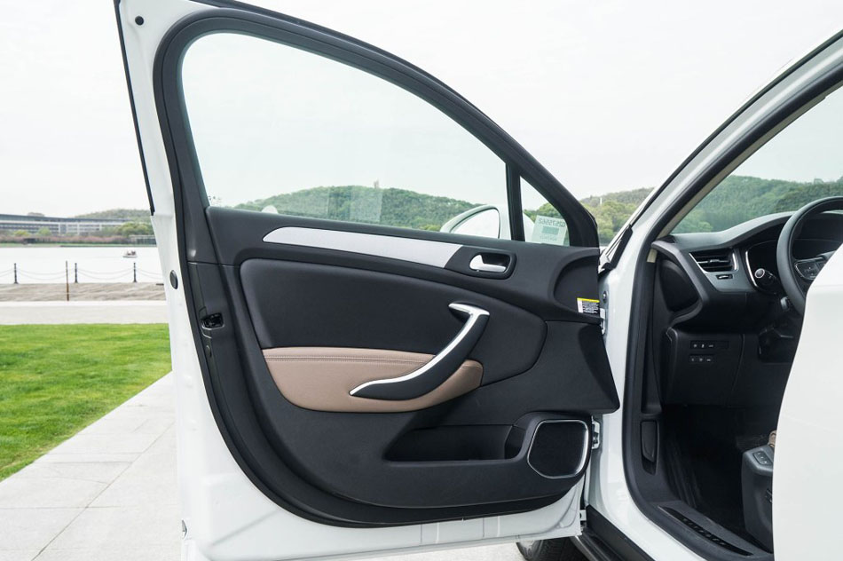 2017款 380THP 自动尊贵型 座椅空间