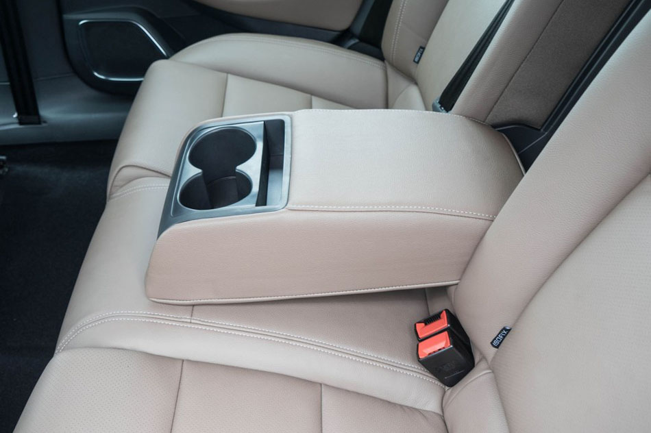 2017款 380THP 自动尊贵型 座椅空间