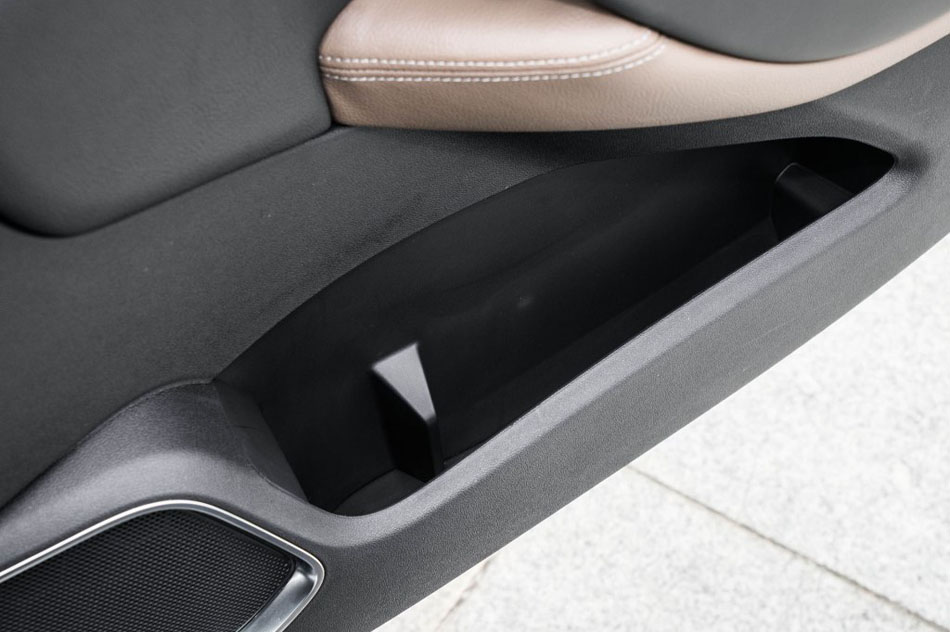 2017款 380THP 自动尊贵型 座椅空间