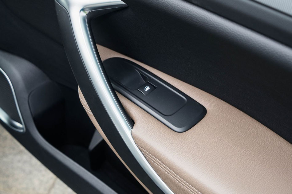 2017款 380THP 自动尊贵型 座椅空间