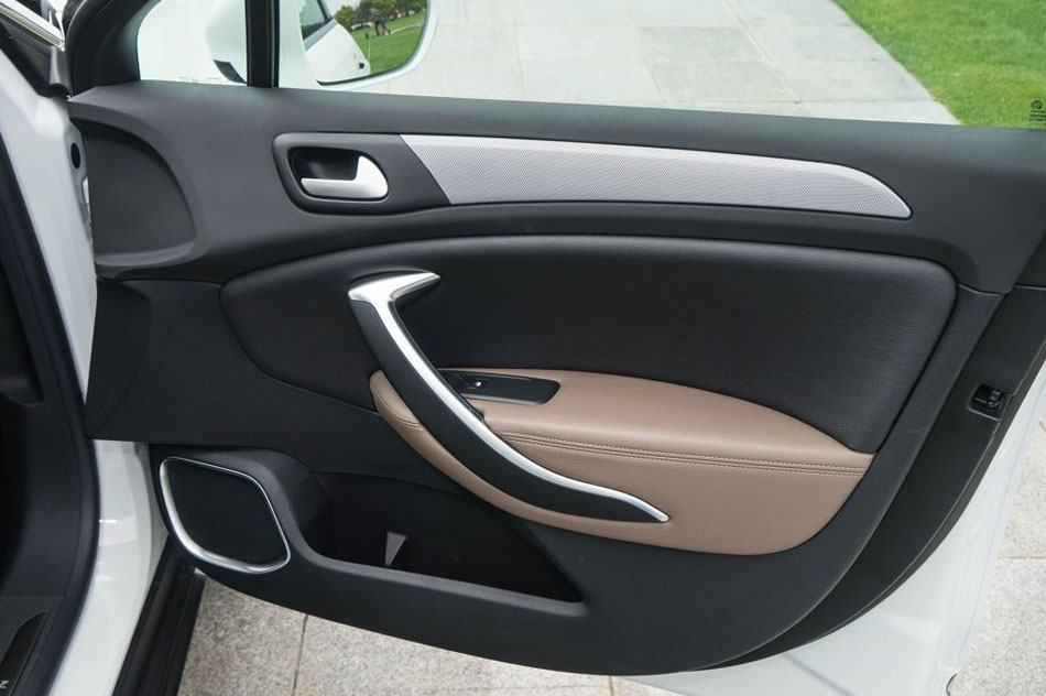 2017款 380THP 自动尊贵型 座椅空间