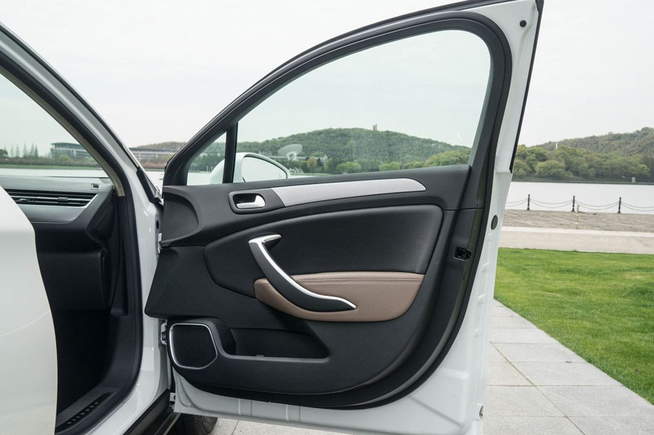 2017款 380THP 自动尊贵型 座椅空间