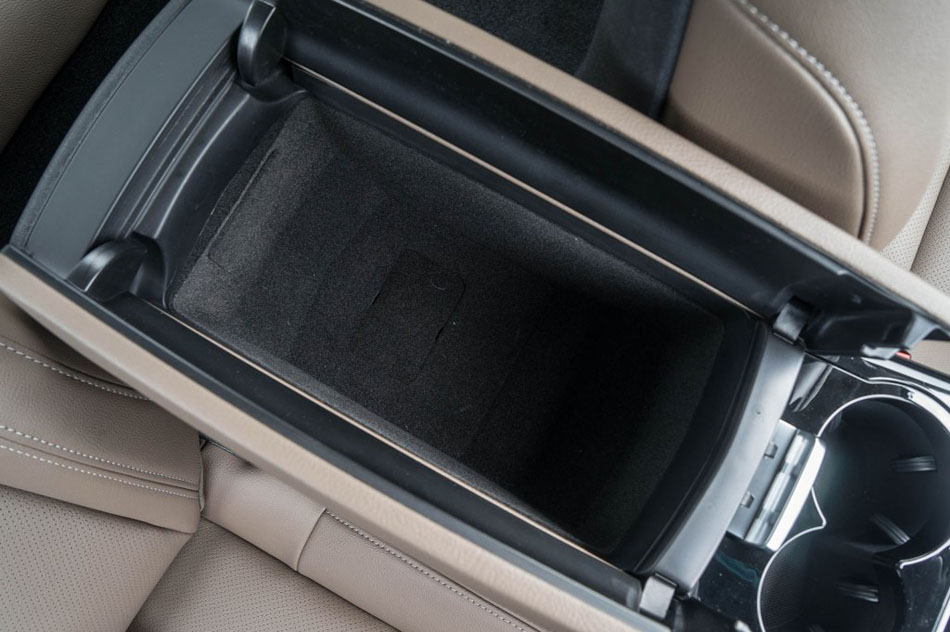 2017款 380THP 自动尊贵型 座椅空间