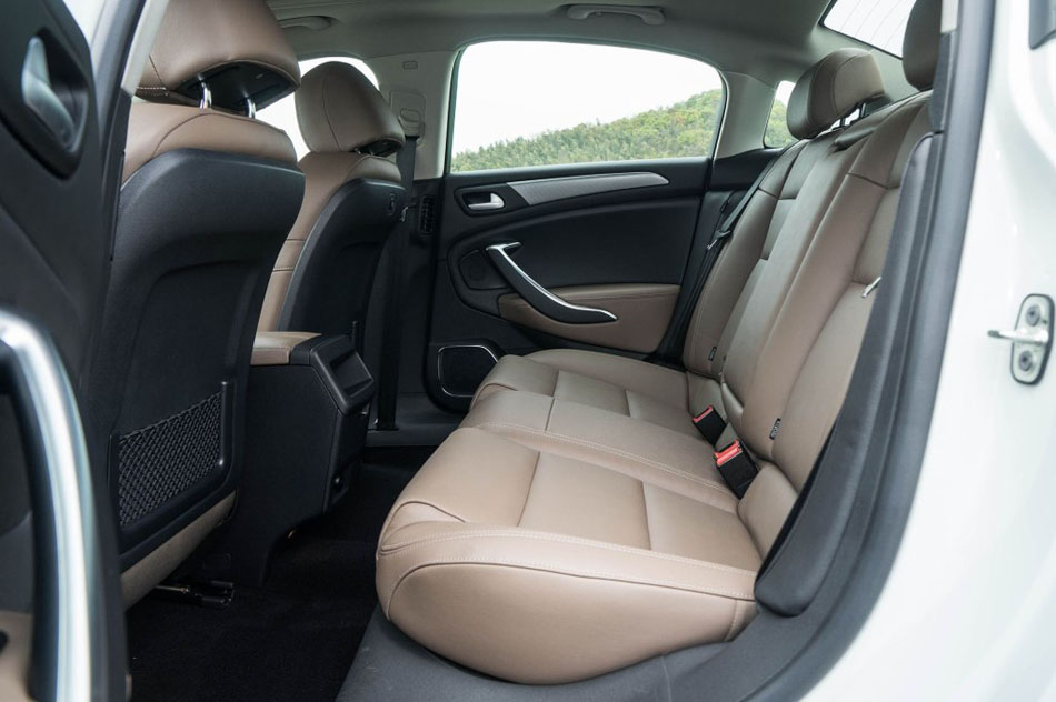 2017款 380THP 自动尊贵型 座椅空间