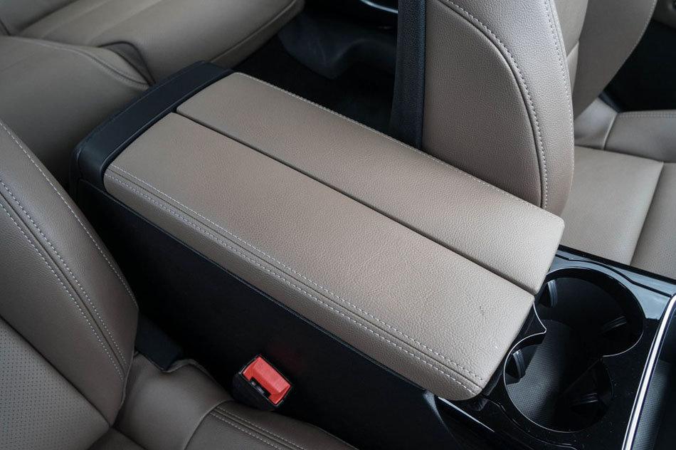 2017款 380THP 自动尊贵型 座椅空间