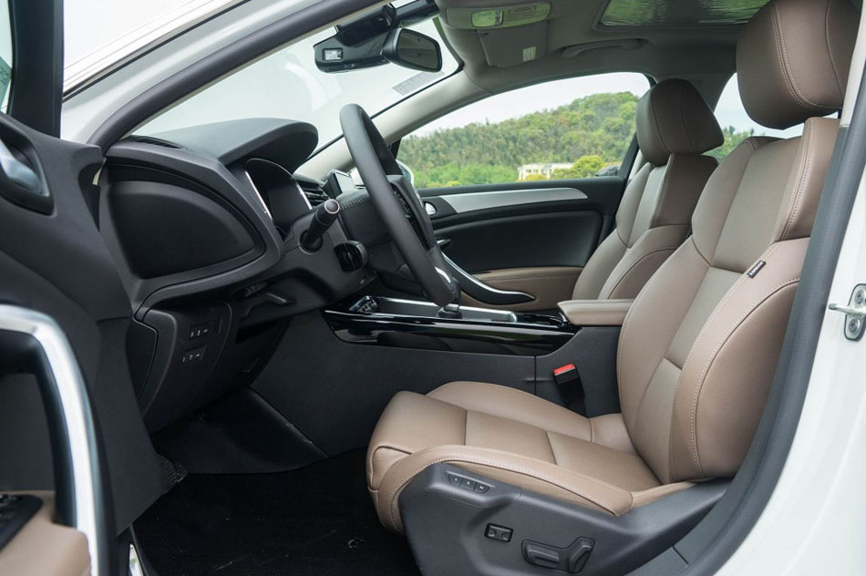 2017款 380THP 自动尊贵型 座椅空间