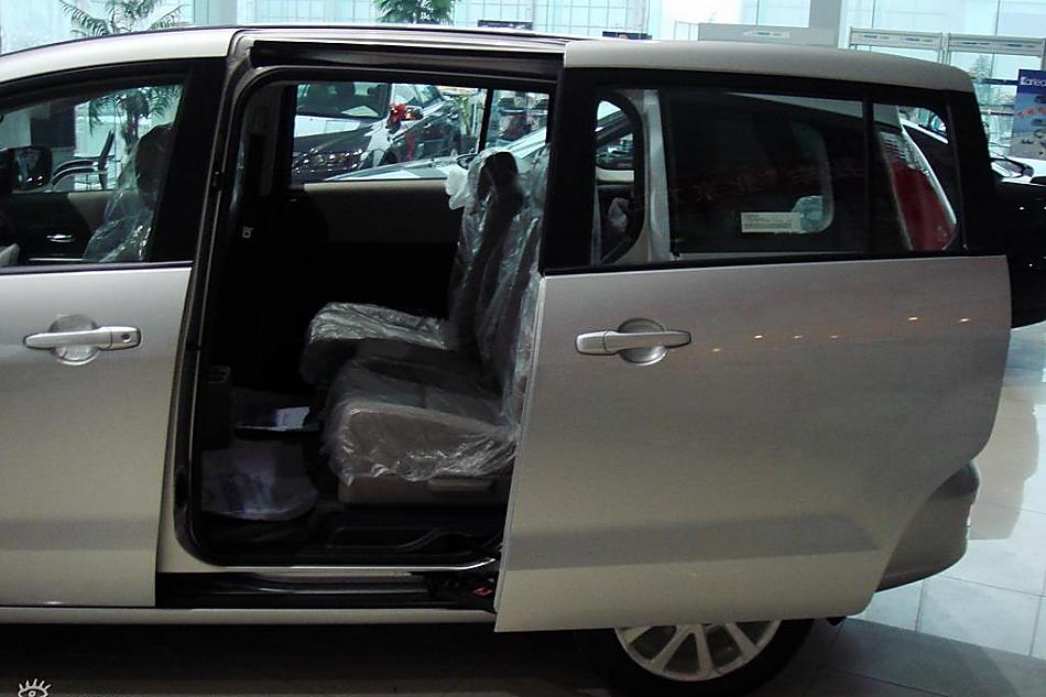 全新马自达5到店实拍