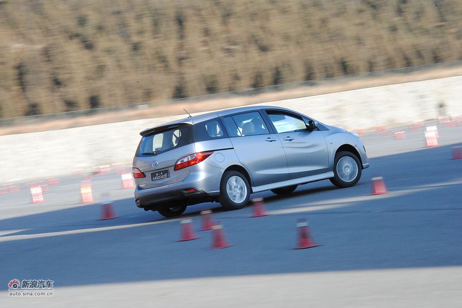 马自达5场地试车