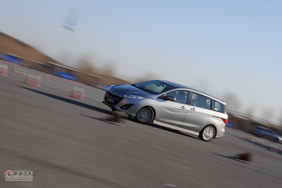 马自达5场地试车