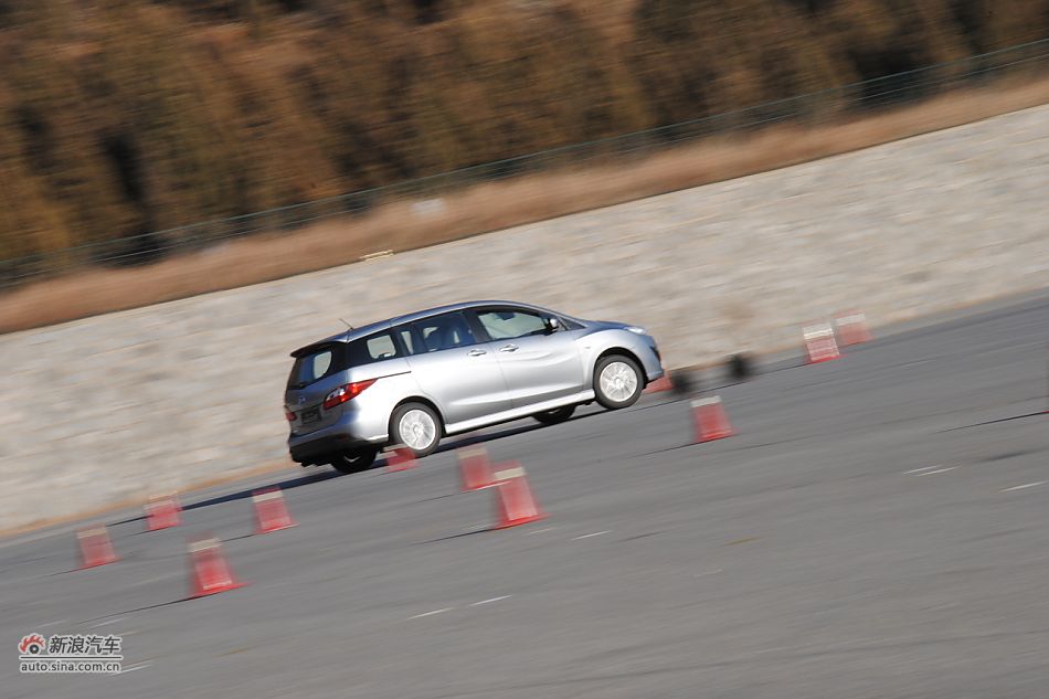 马自达5场地试车