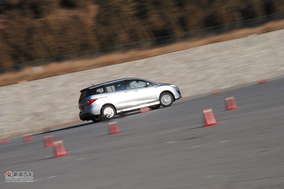 马自达5场地试车