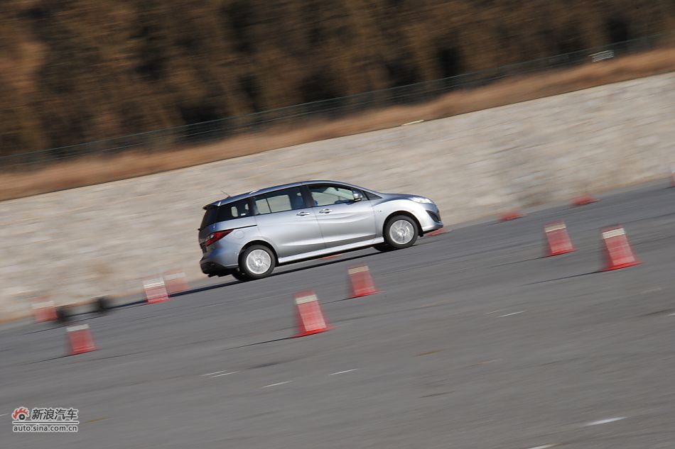 马自达5场地试车